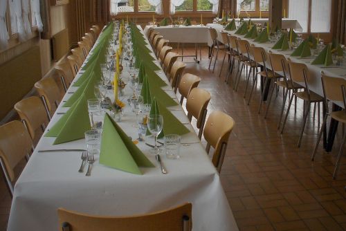 Gedeckter Tisch im Eventlokal Ferienlager Musikhaus.
