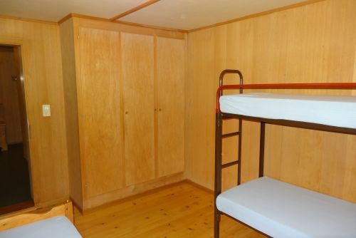 Ferienlager Zimmer mit Etagenbett.