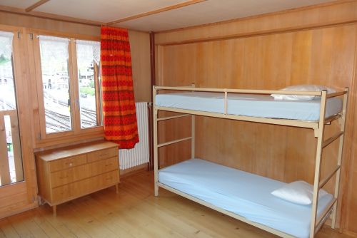 Ferienlager Zimmer mit Etagenbett und Fenster.