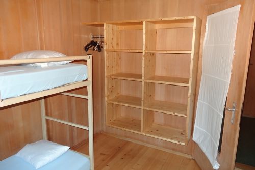 Ferienlager Zimmer mit Etagenbett und Schrank.